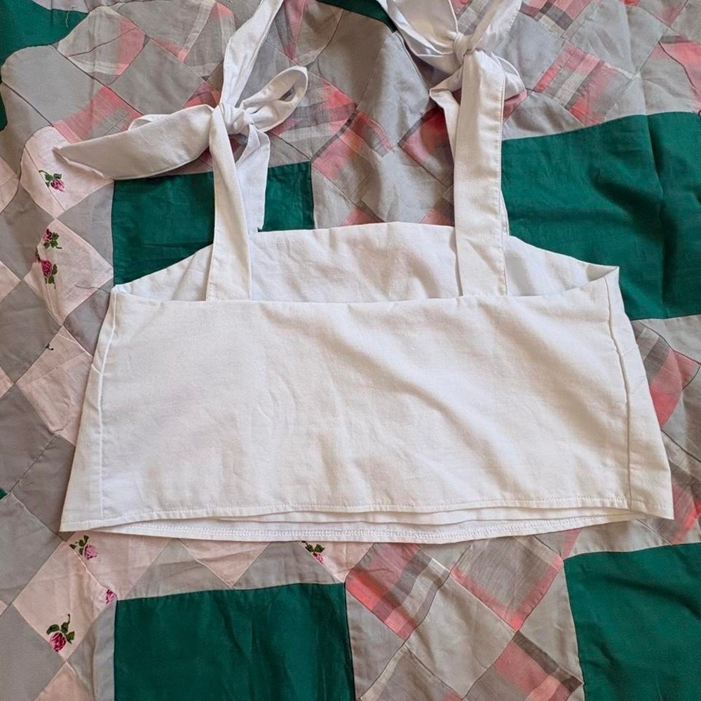 Cute Cropped white blouse Lined tie shoulders
This quality piece was sewn by me. - Picture 2 of 4